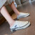 尼舜（NISHUN）ハープの女性は白い靴を履いています。