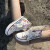 アレアドと同じ紫外線の色が変わります。女の子が高校生のために落ちた本を作ったアニメードの靴は白です。クレヨちゃん37
