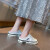 尼舜（NISHUN）ハープの女性は白い靴を履いています。