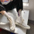 アロマティック女子学生の韩国版百合高帮板靴女性の通気性は原宿风の反射性の高い靴です。
